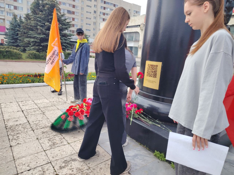 Митинг-реквием «Память сильнее времени» у памятника 50-летия Победы.