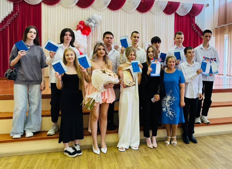 Торжественная церемония вручения аттестатов.