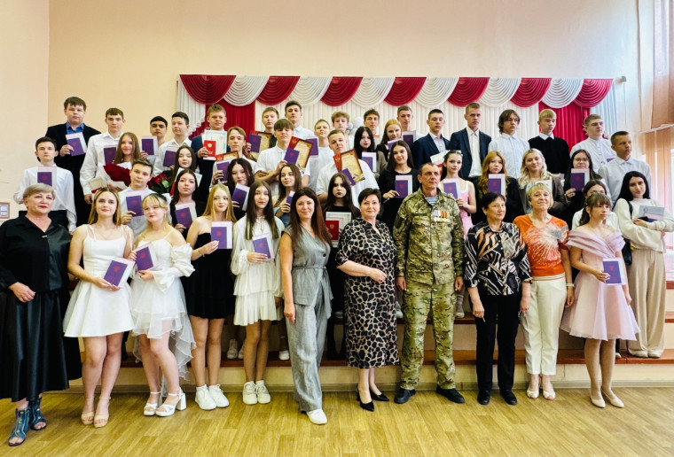 Торжественная церемония вручения аттестатов.